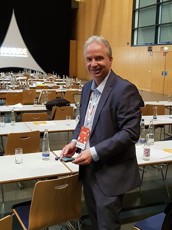 Bernhard Winkler gibt anregende Inputs direkt an das Team nach Linz weiter.